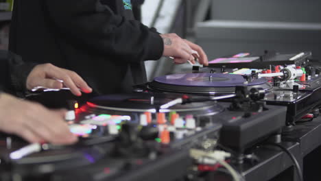 djs mixing on turntables