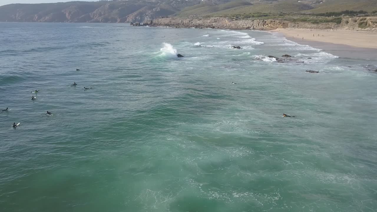 포르투갈 프라이아 다 긴초 대서양 해변의 조용하고 화창한 여름날