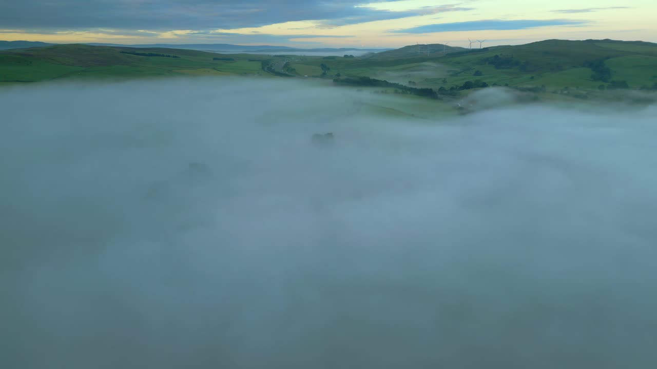 안개 어리 위로 올라가서 해가 뜨면 멀리 있는 언덕을 드러낸다.