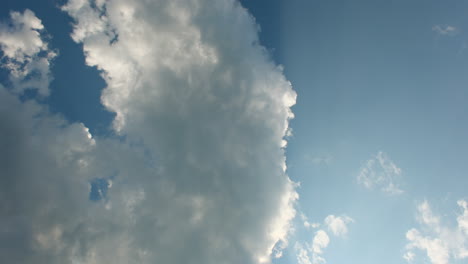 nubes de verano en movimiento el lapso de tiempo contra el cielo azul y la luz del sol