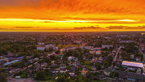 la ciudad estatal de jelgava bajo el colorido cielo del atardecer en el centro de letonia