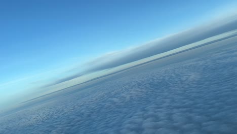 La-Perspectiva-De-Un-Piloto:-Vista-Desde-La-Cabina-De-Un-Jet-Volando-A-12000-M-De-Altura-Durante-Un-Giro-A-La-Derecha-Sobre-Un-Manto-De-Nubes