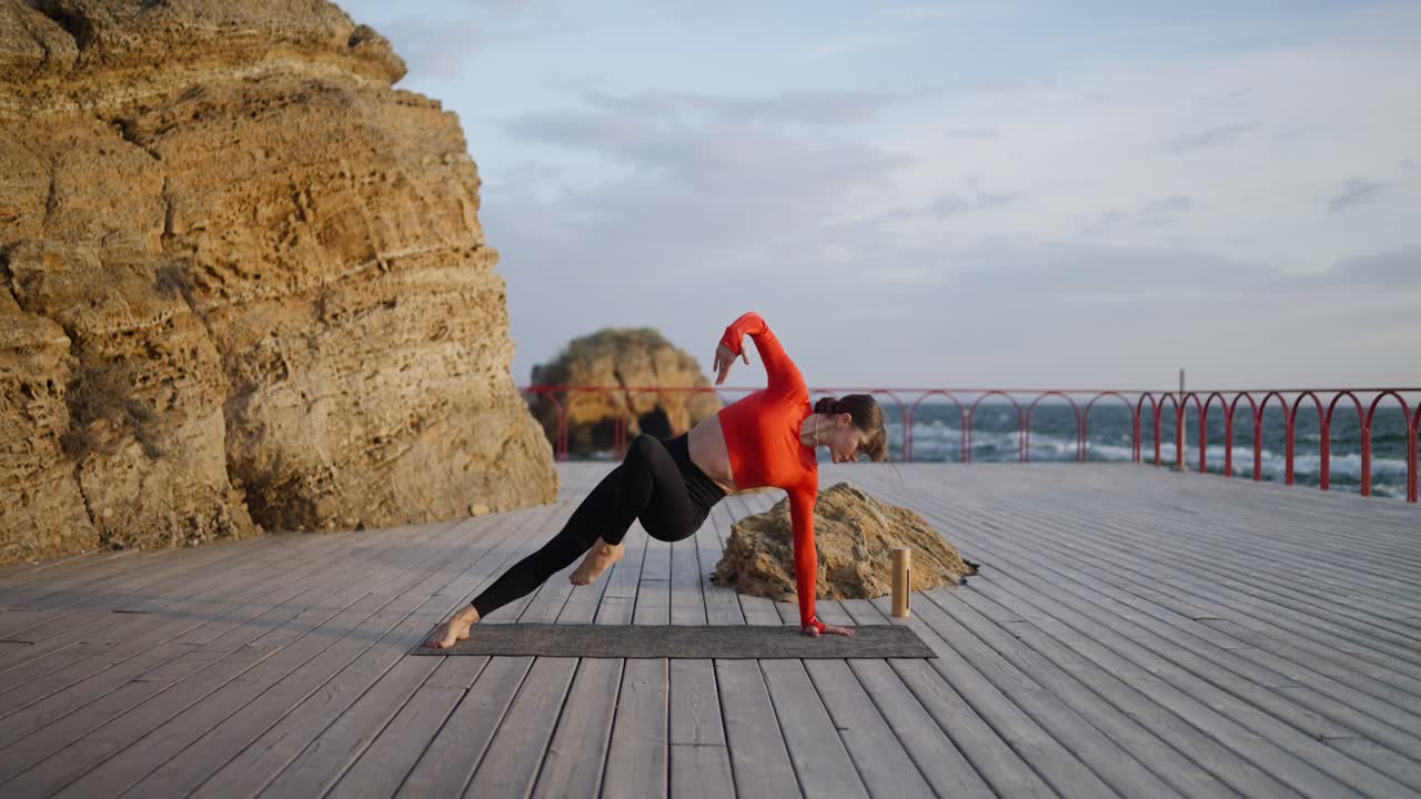 Yoga-Posen auf einem Holzsteg