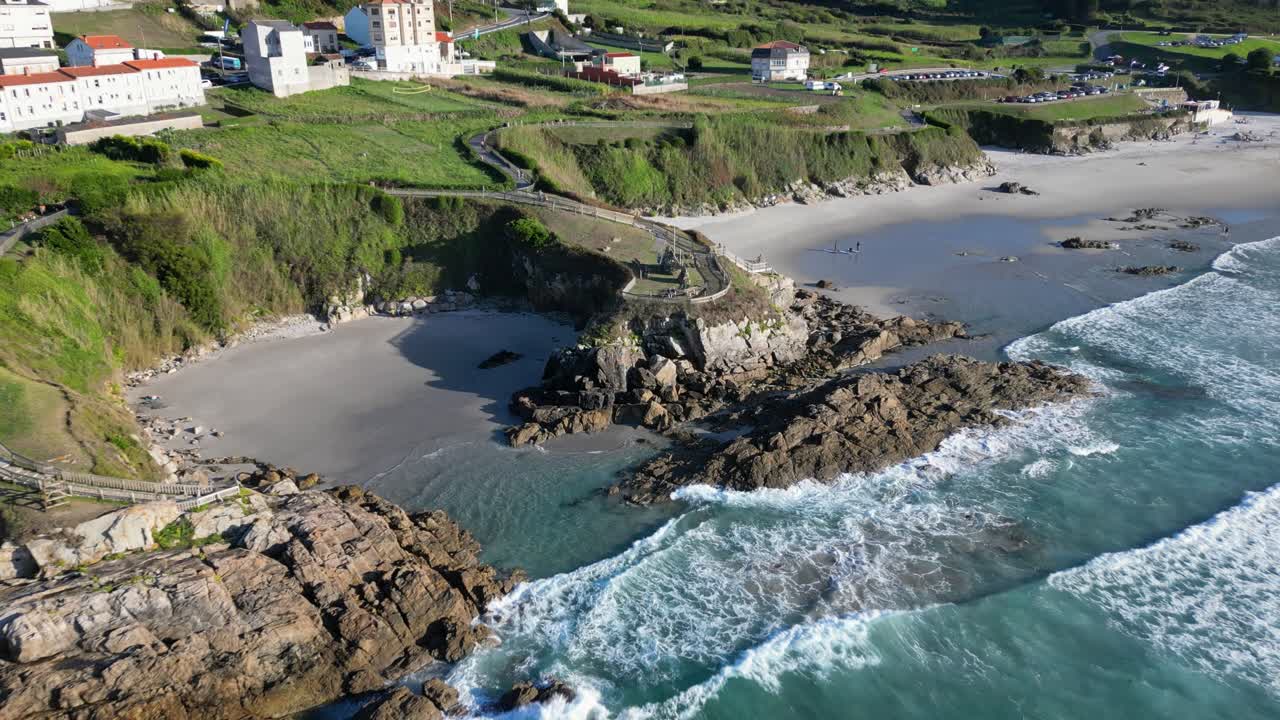 Vista aerea di Praia de Caion nella regione de La Coruña, Spagna, con area urbana sulle scogliere circostanti