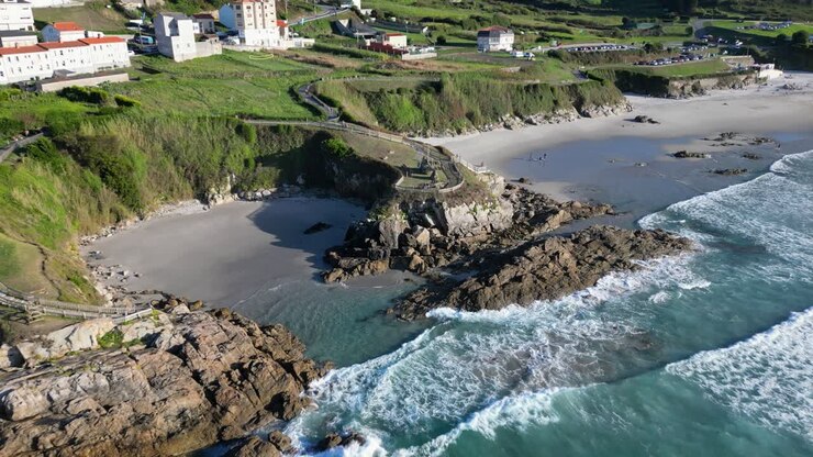 Vista aerea di Praia de Caion nella regione de La Coruña, Spagna, con area urbana sulle scogliere circostanti