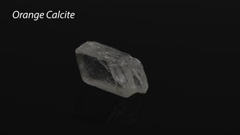 un espécimen mineral giratorio sobre un fondo oscuro.