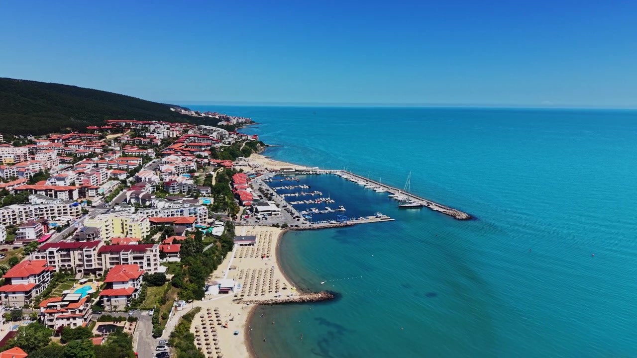 Güneşli bir günde deniz kenarında bir kasabanın kıyı manzarası.
