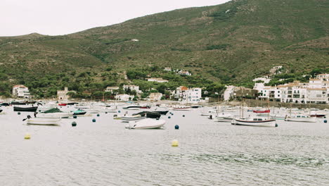 vista de barcos en un puerto