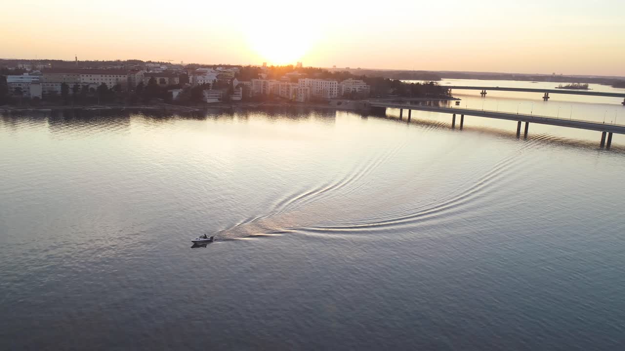 피사체 주위를 맴돌면서 지속적으로 넓어지면서 일몰과 군도를 드러내는 넓은 공중 촬영