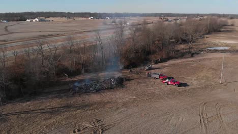 Brasas-Destruidas-Extinguidas-Por-Los-Héroes-Del-Departamento-De-Bomberos-De-Illinois-Salem