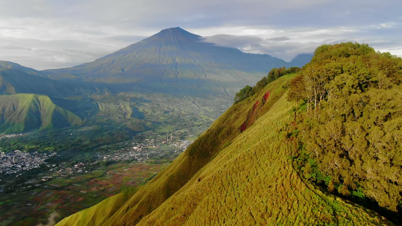 Ripresa aerea in discesa, Colle Pergasingan a Lombok, Indonesia.