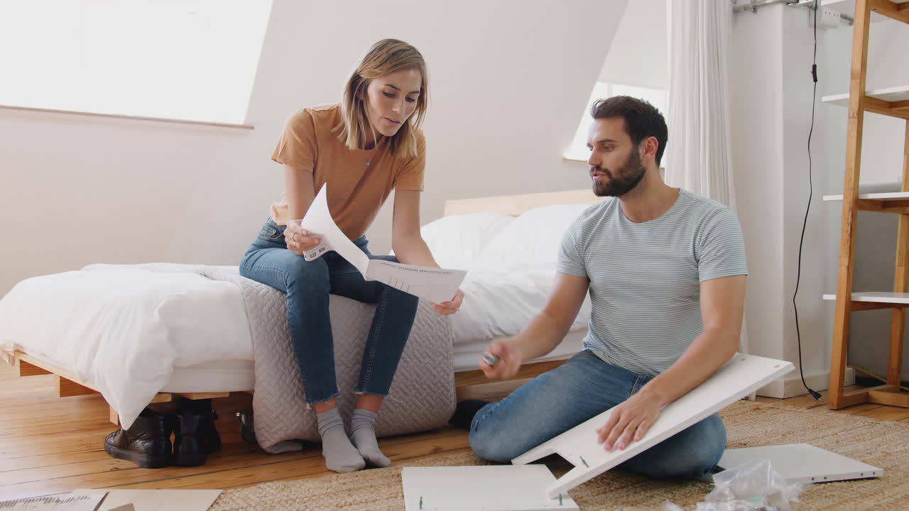 pareja discutiendo mientras ensamblan muebles de autoensamblaje