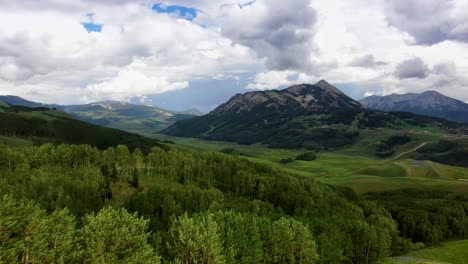 Impresionante-Paisaje-Natural-En-El-Sendero-De-Deer-Creek,-Montañas-Rocosas