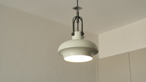 lámpara de techo gris colgando en una habitación