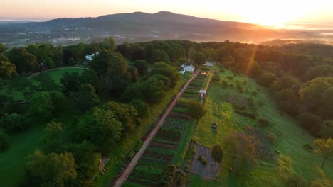 Bunter-Sonnenaufgang-In-Der-Bergszene