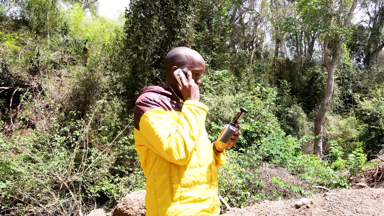 비행기 산업 uav 혁신적인 무인 항공기 조종사가 드론 사진 촬영 케냐 숲에서 보안 무인 항공기 운영