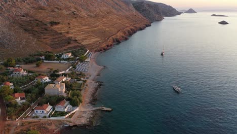 la playa de vlychos está situada en el pequeño complejo del mismo nombre.