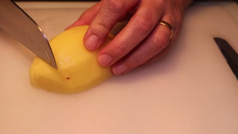 Mujer-Cortando-Las-Papas-En-El-Tablero-De-La-Cocina