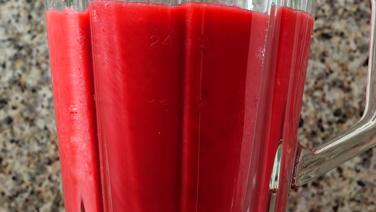Preparazione del frullato nel frullatore