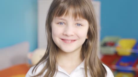 una niña linda está sonriendo. una niña.
