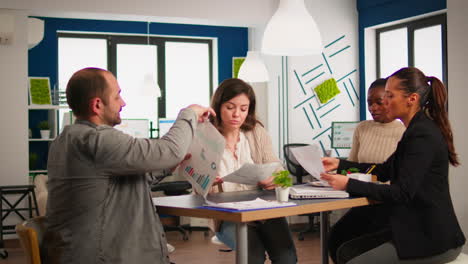 diversos empresarios intercambian ideas mientras se reúnen en la oficina de la empresa