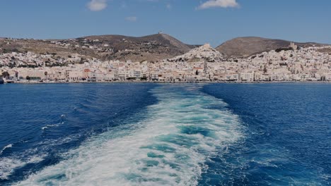 Insel-Syros-Von-Einem-Schiff-Aus-Gesehen,-Das-Den-Seehafen-Verlässt