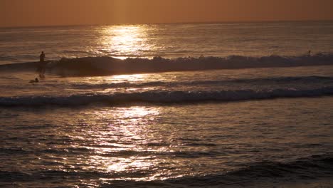 Olas-Trayendo-La-Marea-Para-Los-Surfistas---Slomo