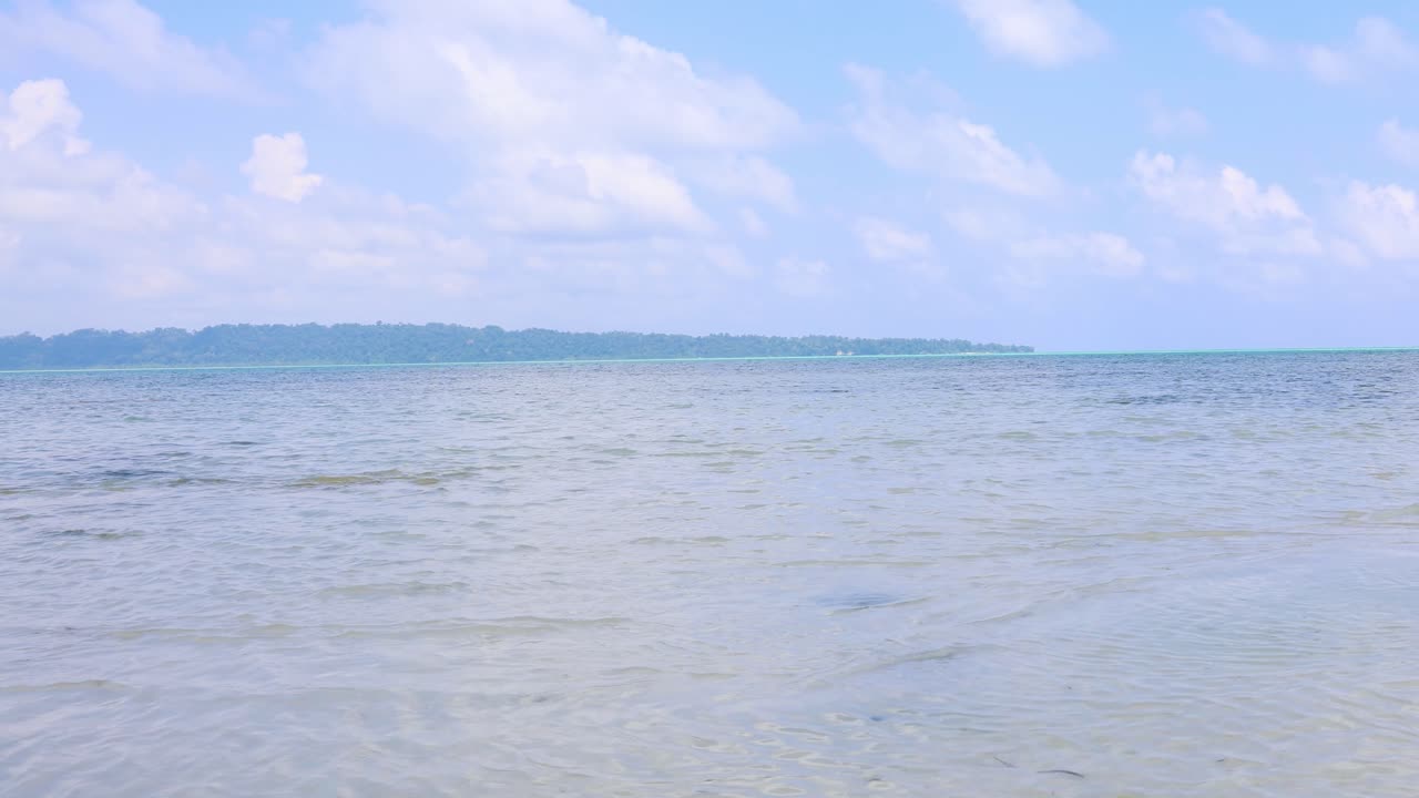 잔잔하고 투명한 파도가 있는 평온한 열대 바다 풍경