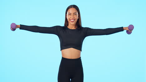 mujer feliz, fitness y levantamiento de pesas mancuerna