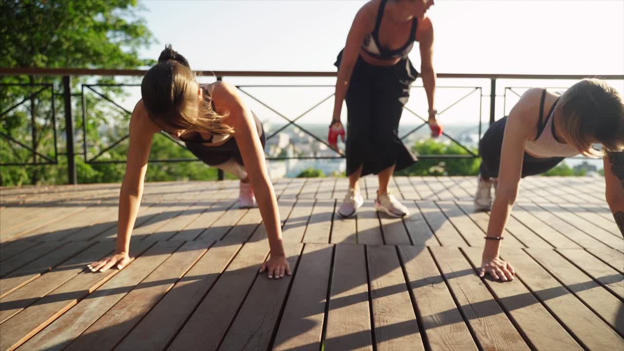 mujeres haciendo flexiones al aire libre