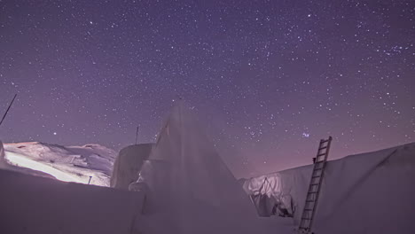 Tiro-De-ángulo-Bajo-Del-Movimiento-De-La-Estrella-Sobre-El-Paisaje-De-Nieve-Blanca-Con-Trabajos-De-Construcción-En-La-Noche-En-Timelapse