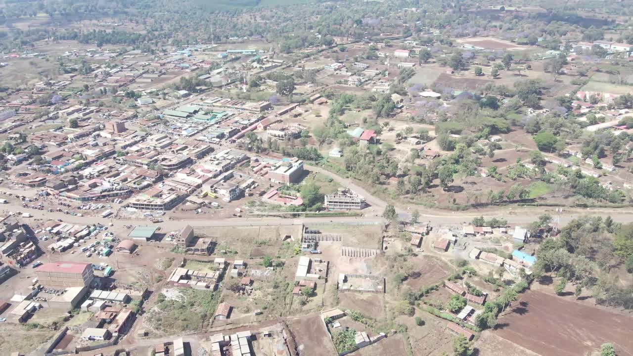 Drone che vola in alto per riprendere l'intero villaggio di Loitokitok, Kenya