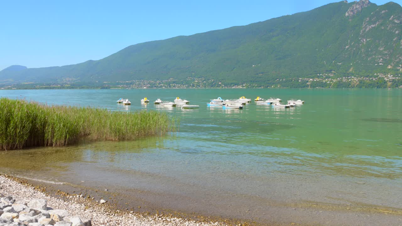프랑스의 aix-les-bains에 있는 bourget 호수의 해안과 보트