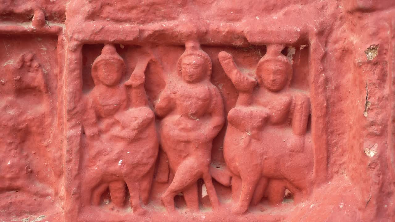 The red brick architecture is evident on the outer walls of this temple which the social system, culture and civilization of that time blossomed.Currently, the paintings are almost destroyed.