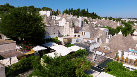 Weiß-Getünchte-Steinhütten-Mit-Kegelförmigen-Dächern,-Trulli-Häuser-In-Alberobello,-Apulien,-Süditalien