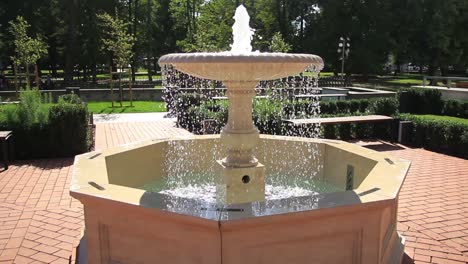 fuente en el jardín renacentista del palacio de los grandes duques de lituania