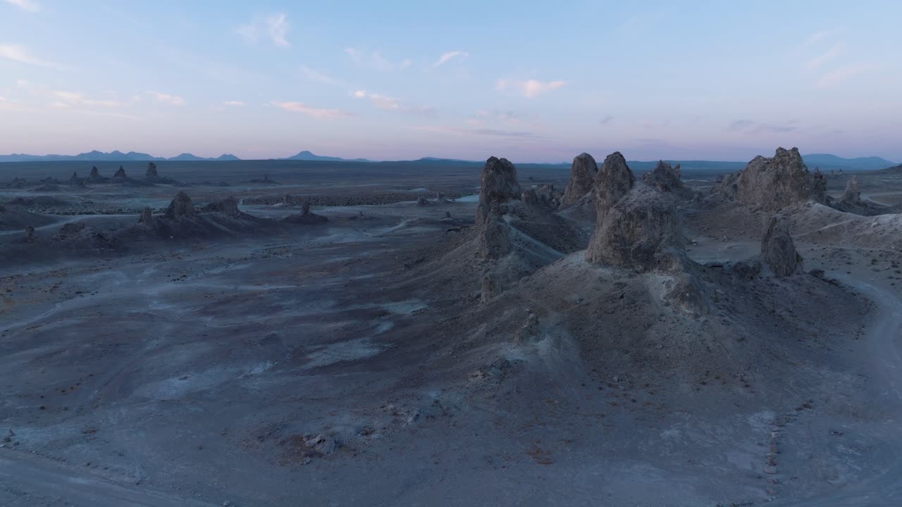 un avión no tripulado disparó trona pinnacles desierto de california al amanecer