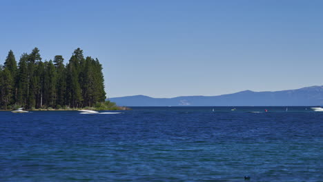 barcos que entran y salen de la bahía de esmeralda, lago tahoe, california - lapso de tiempo