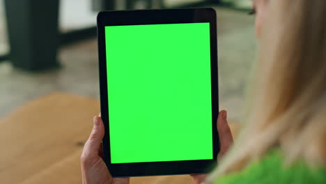 woman fingers holding greenscreen tab at office closeup. manager reading tablet