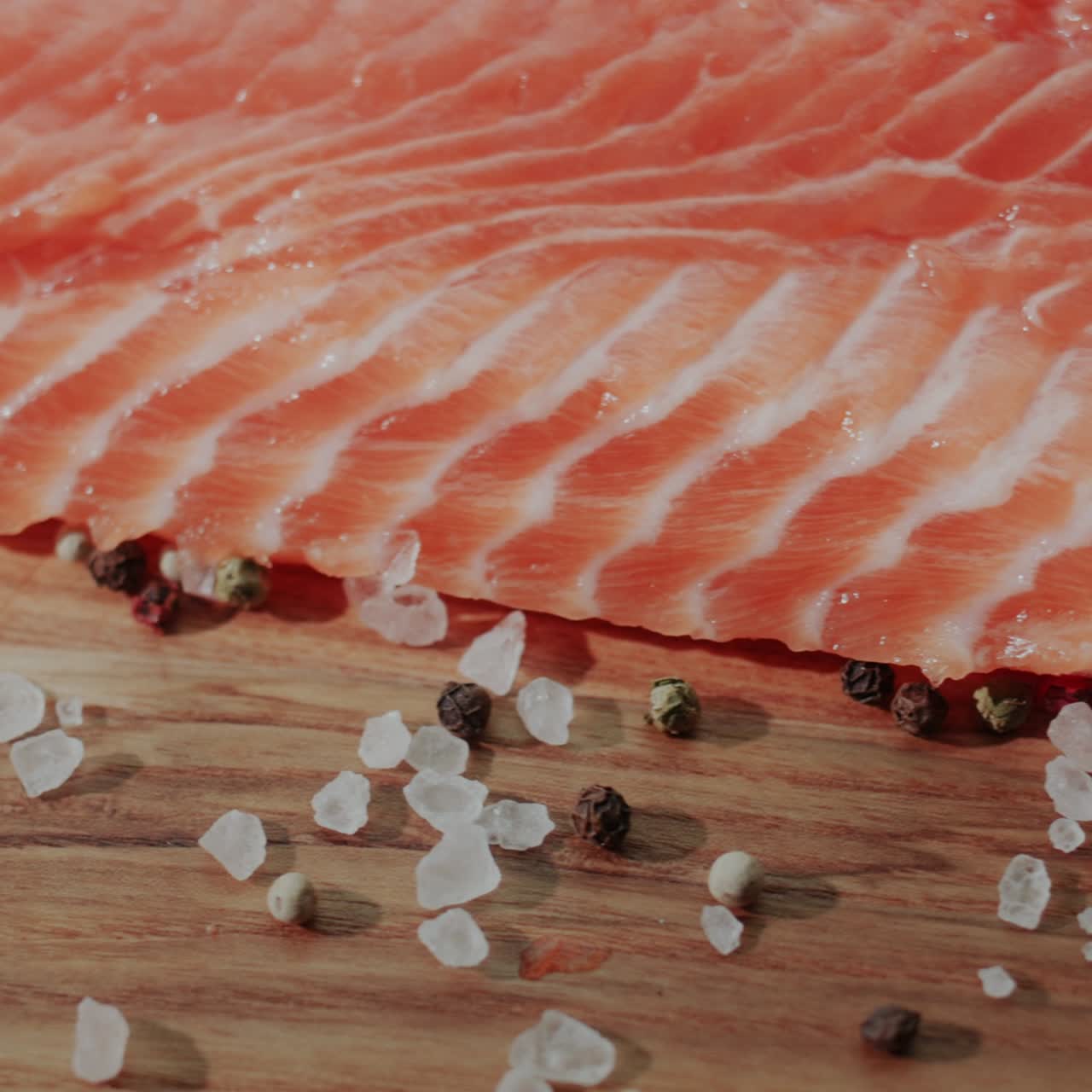 filete de salmón en la mesa junto a la pimienta y la sal 1