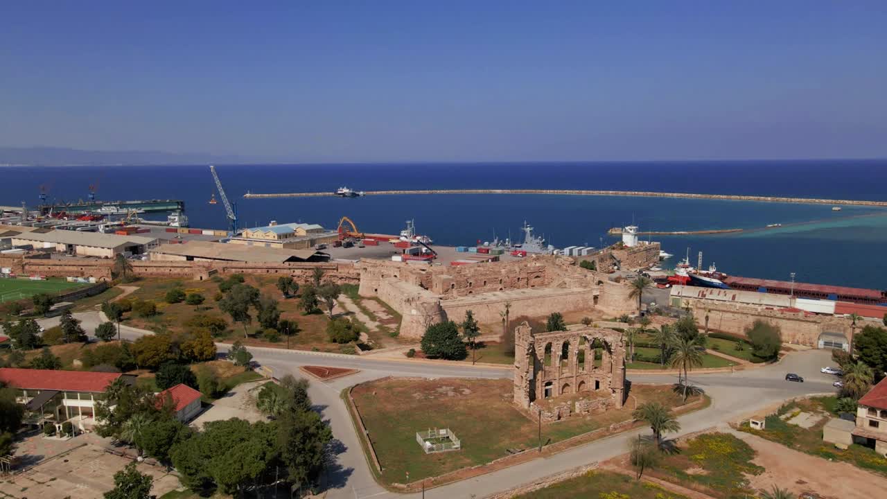 aerial 4k famagusta ciudad amurallada, ciudad antigua y paisajes de varosha en el norte de chipre