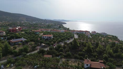 explore la belleza de la playa de gerakini en yerakini, halkidiki, grecia, como se ve desde un dron de alta definición a la luz del día