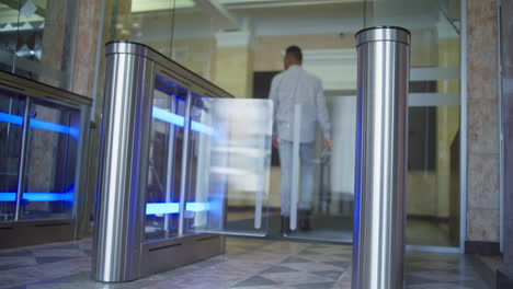 persona que pasa por la puerta de seguridad