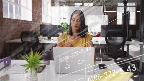 Animación-De-Gráficos,-Círculo-De-Carga,-Cambio-De-Números,-Mujer-Birracial-Trabajando-En-Una-Computadora-Portátil