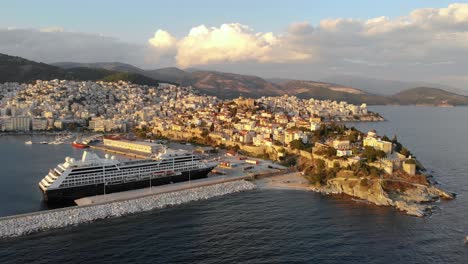 toma panorámica aérea del golfo de kavala grecia y puerto con un gran crucero, imágenes de 4k