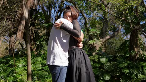 pareja en un espectáculo de baile en el parque