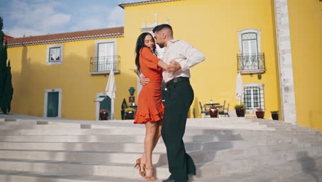 bailarines latinos moviéndose apasionadamente por las escaleras de la ciudad. pareja actuando
