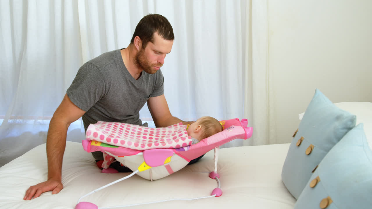 Padre che mette a dormire il suo bambino nel lettino 4k