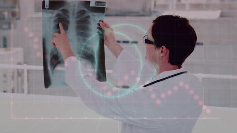 animación de forma de neón, procesamiento de datos sobre una doctora caucásica examinando rayos x en el hospital