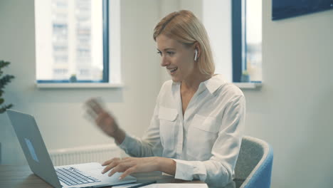 Linda-Mujer-Teniendo-Una-Videollamada-De-Negocios,-Saludando-Y-Trabajando-Desde-Casa